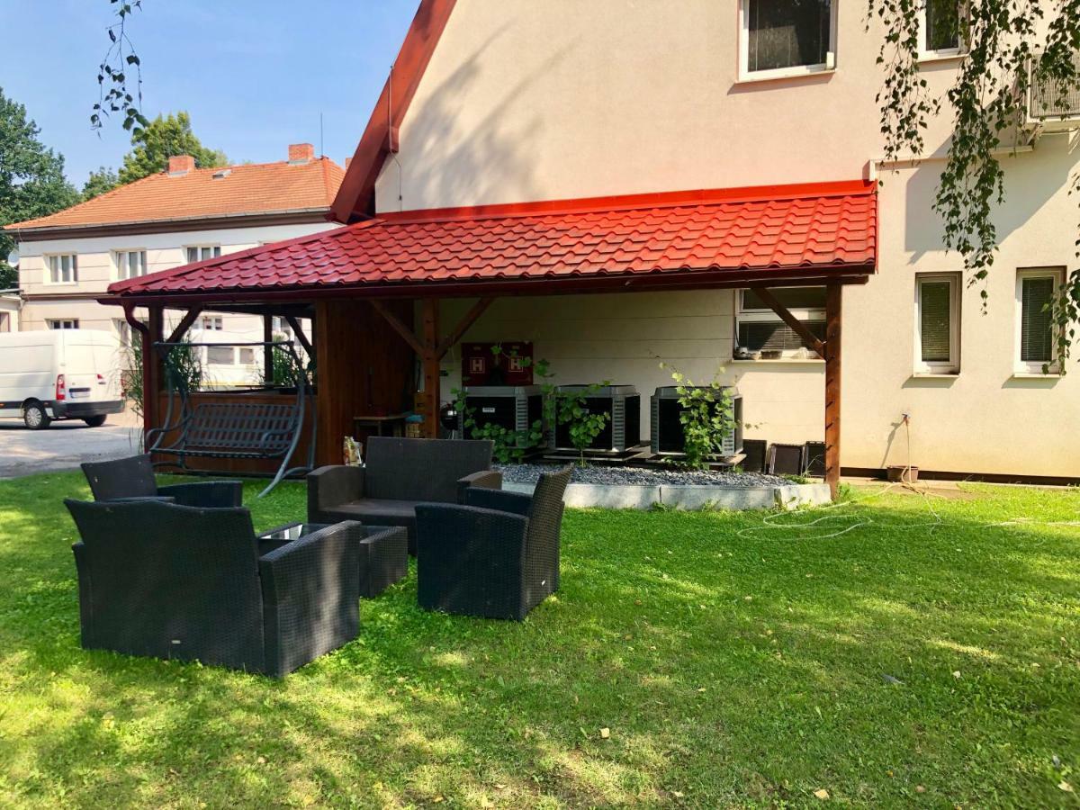 Апартаменты Skolici Stredisko Abena S Ubytovanim Острава Экстерьер фото